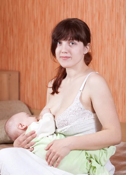 Moeder borstvoeding haar baby — Stockfoto