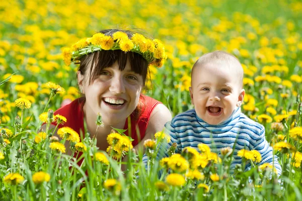 Lycklig mor och barn — Stockfoto
