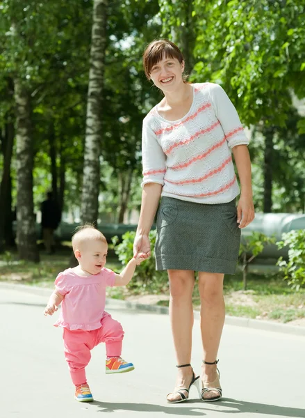 Mutlu yürümeye başlayan çocuk ile anne — Stok fotoğraf
