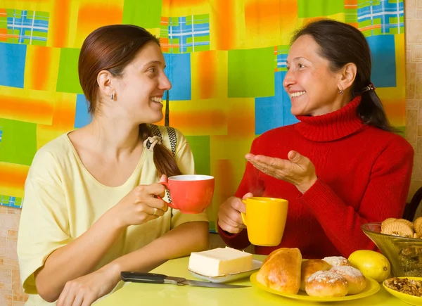 Женщины разговаривают на кухне — стоковое фото