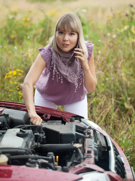 Kobieta nazywając przez telefon komórkowy do obsługi auto — Zdjęcie stockowe