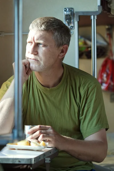 Человек смотрит в окно в спальном поезде — стоковое фото