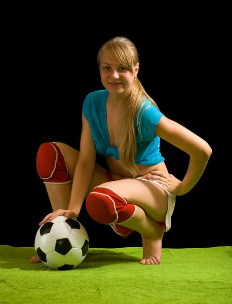 Футболистка с мячом — стоковое фото