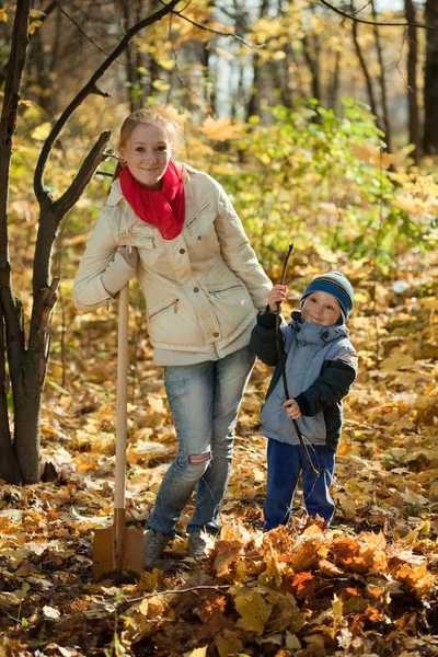 Kadın oğluyla sonbaharda çalışma — Stok fotoğraf