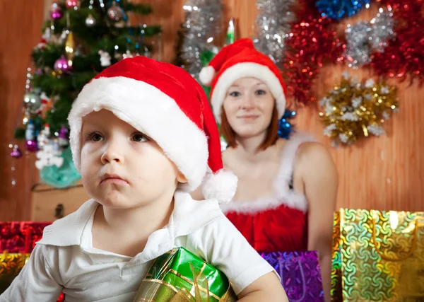 Mały chłopiec w Boże Narodzenie kapelusz — Zdjęcie stockowe