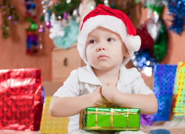 Маленький хлопчик з різдвяним подарунком — стокове фото