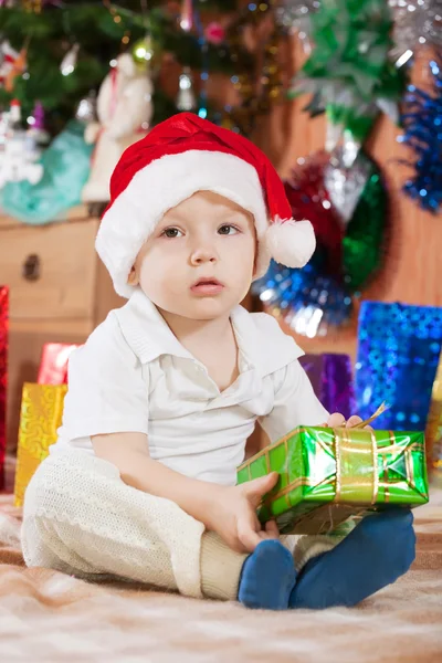 Αγόρι κάθεται με χριστουγεννιάτικο δώρο — Φωτογραφία Αρχείου
