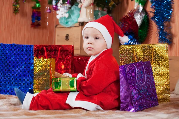 Ragazzo vestito come Babbo Natale — Foto Stock