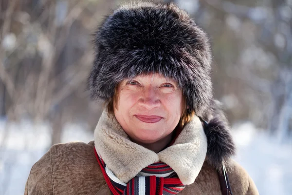 Donna con berretto di pelliccia — Foto Stock