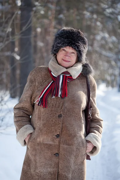 Frau im Wintermantel — Stockfoto
