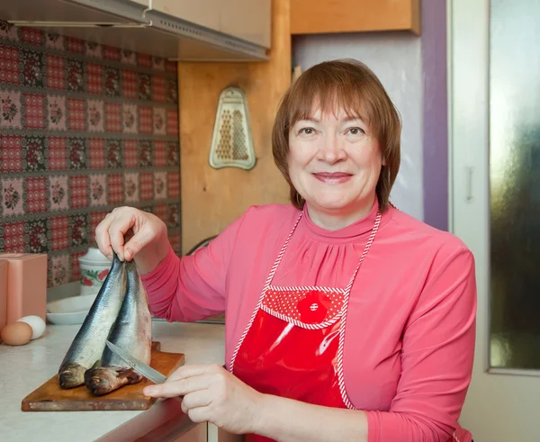 Donna sta pulendo il pesce — Foto Stock