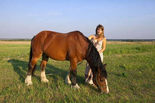 馬を持った若い女性が — ストック写真