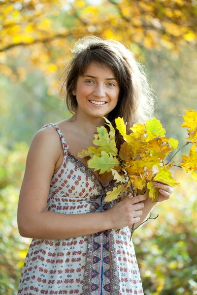 Meşe yaprağı vecize olan kız — Stok fotoğraf