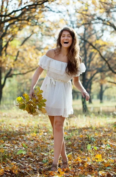 Sonbahar parkında mutlu bir kız — Stok fotoğraf