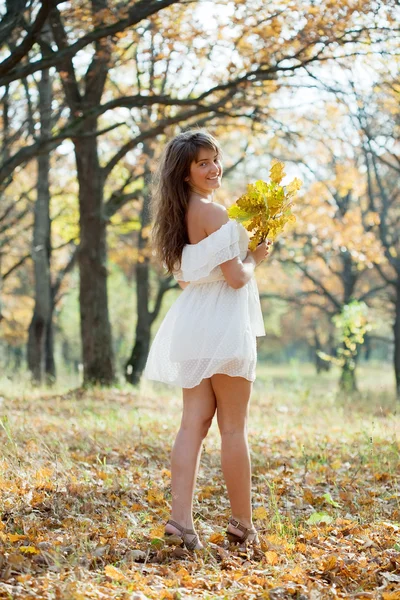 Chica de pelo largo con posy roble en otoño — Foto de Stock