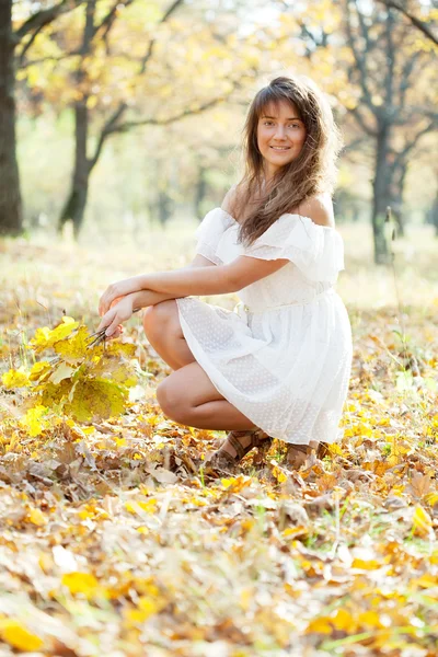 Langhaariges Mädchen im Herbst — Stockfoto