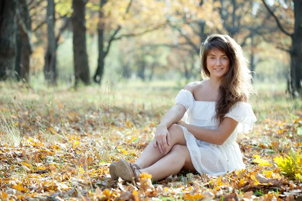 Chica de pelo largo en otoño — Foto de Stock
