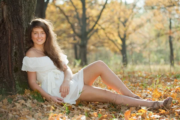 Menina em vestido branco no parque de outono — Fotografia de Stock