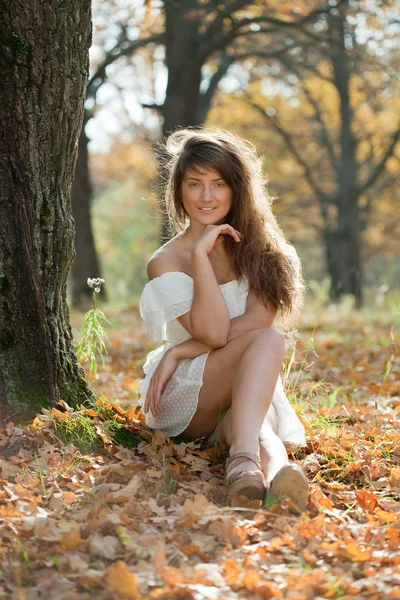Mädchen im weißen Kleid im Herbstpark — Stockfoto