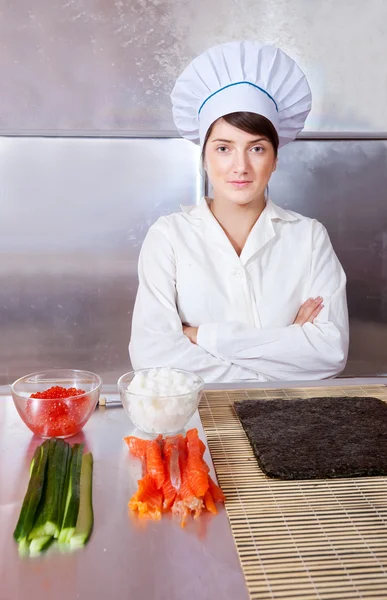 Cocinar mujer con ingredientes para rollos de sushi — Foto de Stock