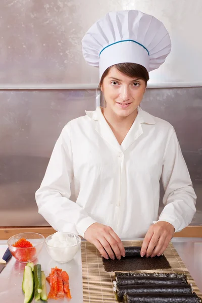 日本の寿司ロールを作る女性 — ストック写真