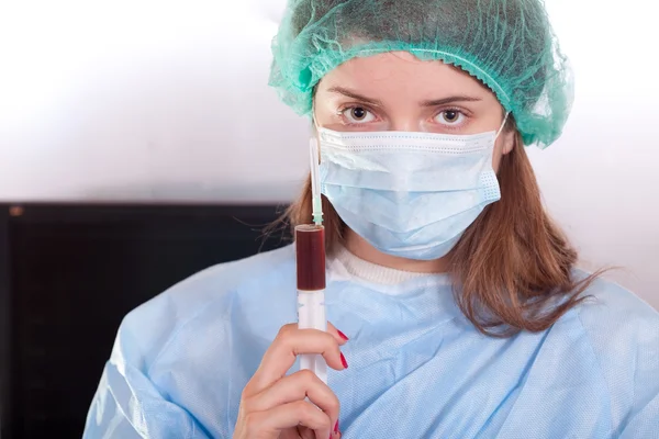 Анестезиолог со шприцем — стоковое фото