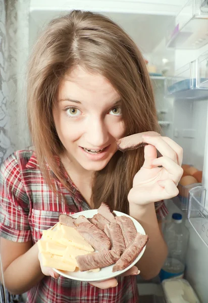 Buzdolabı gelen et yemek r kız — Stok fotoğraf