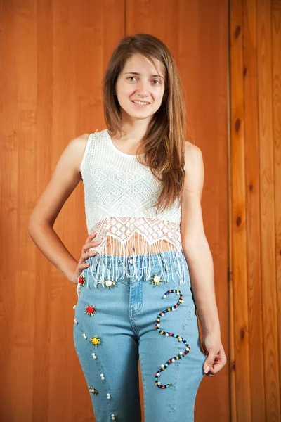 Девушка-подросток показывает джинсы с бисером — стоковое фото