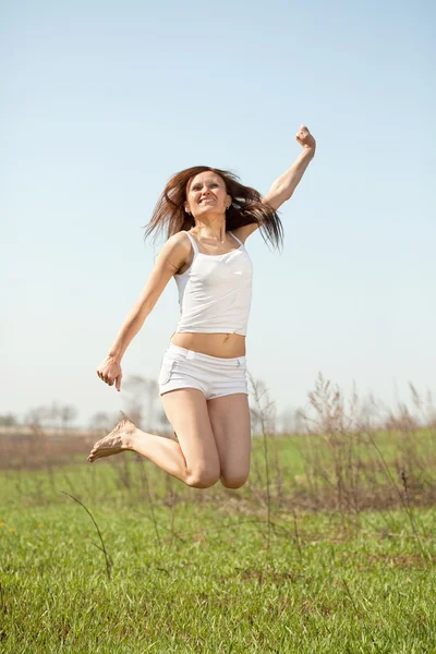 跳跃的中期的成年女性 — 图库照片