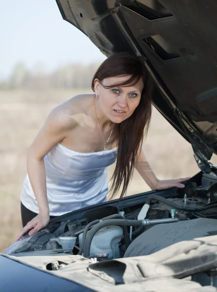 Woman with breakage car — Stock Photo, Image