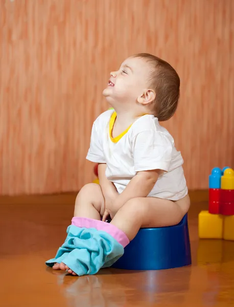 Felice bambino seduto sul vasino — Foto Stock
