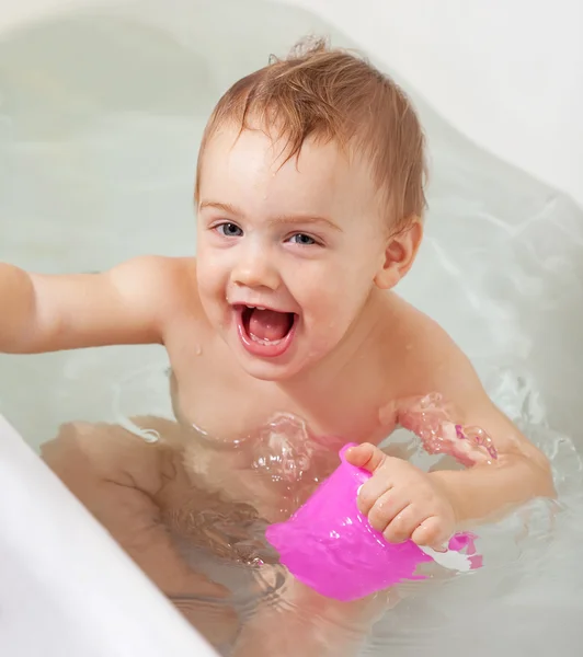 Banho de criança na banheira — Fotografia de Stock