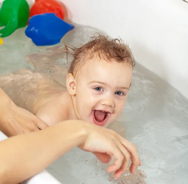 Умывание годовалого ребенка в ванне — стоковое фото