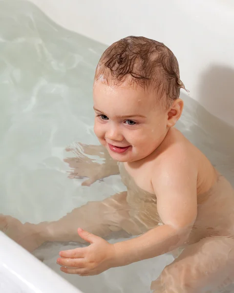 Glückliches Kleinkind in der Badewanne — Stockfoto