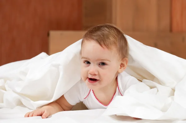 Baby flicka på vitt ark — Stockfoto
