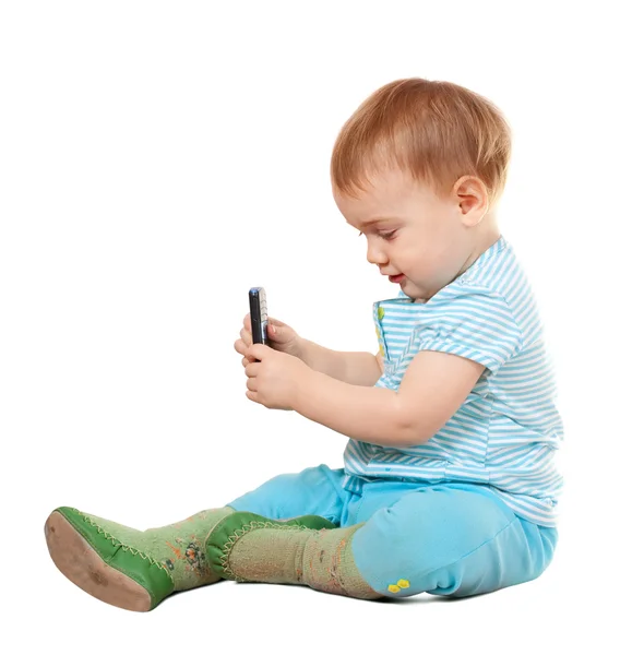 Годовалый ребенок с помощью мобильного телефона — стоковое фото