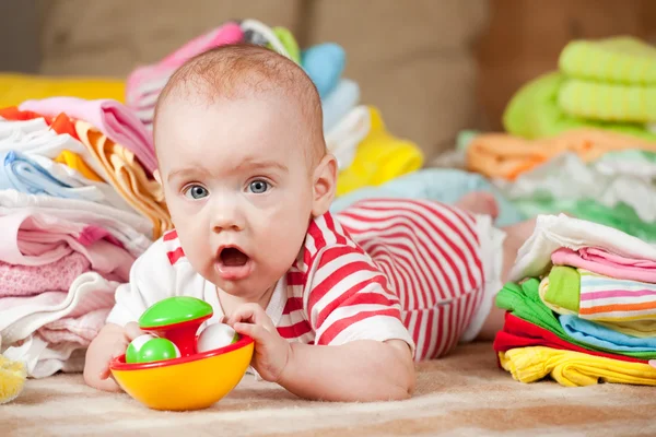 Happy baby med barnets saker — Stockfoto