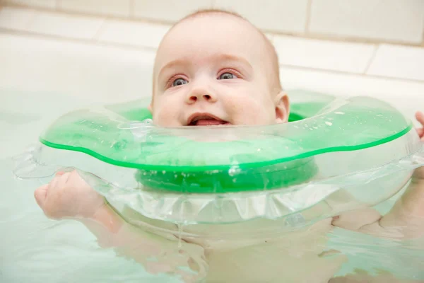 Bébé nageant dans le bain — Photo