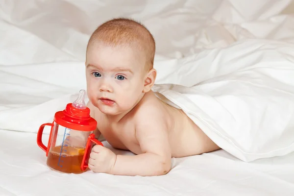 シッピー カップに女の赤ちゃん — ストック写真