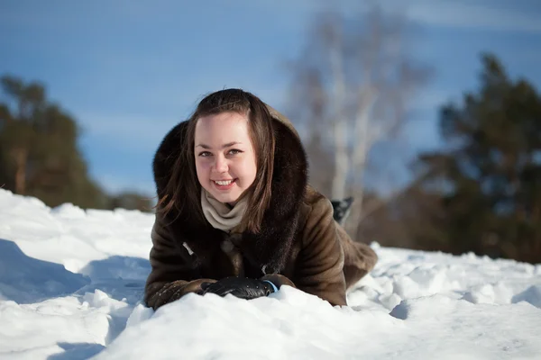 Kar üzerinde yatan kız — Stok fotoğraf