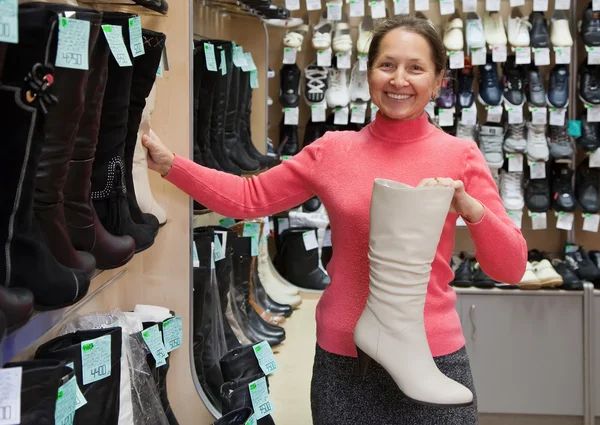 Žena nakupovat v obchodě s obuví — Stock fotografie