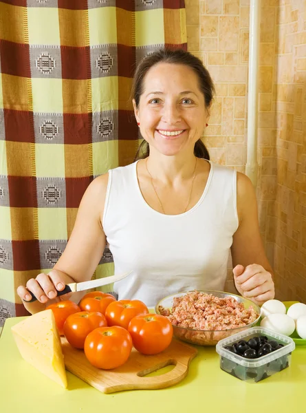 Vrouw met ingrediënten voor gevulde tomaat — Stockfoto