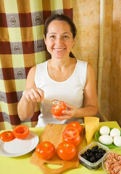 Mulher cozinhar tomate farci — Fotografia de Stock