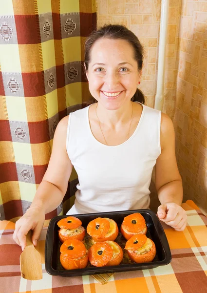 Žena s pečené plněné rajče — Stock fotografie