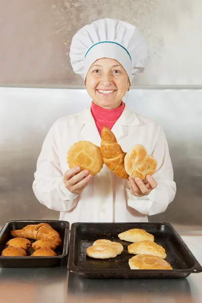 Baker with at bakery — Stock Photo, Image