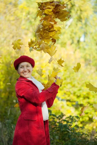 Счастливая зрелая женщина осенью — стоковое фото