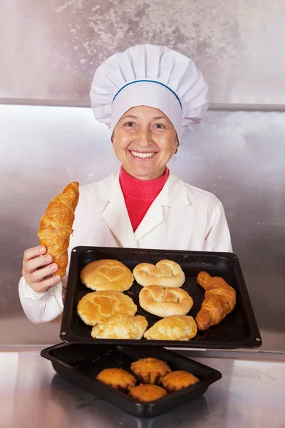 Panadero con pasteles —  Fotos de Stock