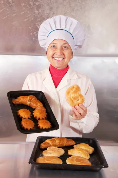 Baker s čerstvým pečivem — Stock fotografie