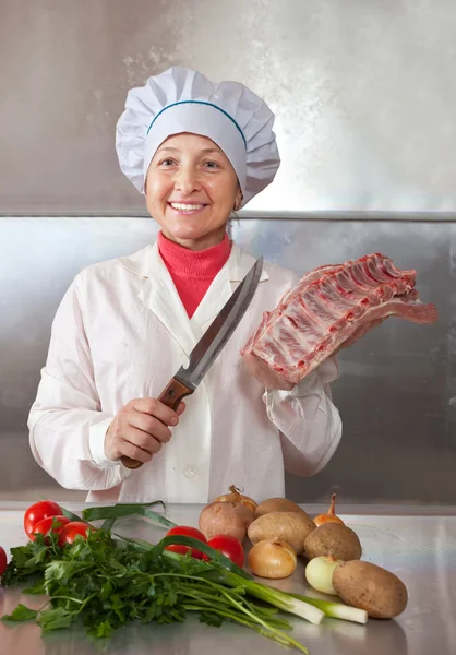 Femme cuisinière avec viande crue — Photo
