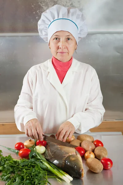 Mujer cocinera con pescado de carpa —  Fotos de Stock